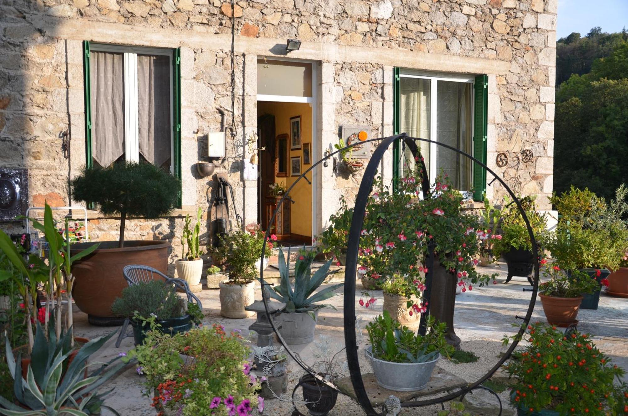 Olliergues Chambre Bounty, B&B, Cuisine Privee, Lit Queen Size, Terrasse, Parking, Garage المظهر الخارجي الصورة